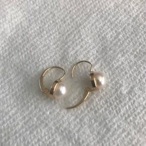 Elegant Gold and Pearl Earrings